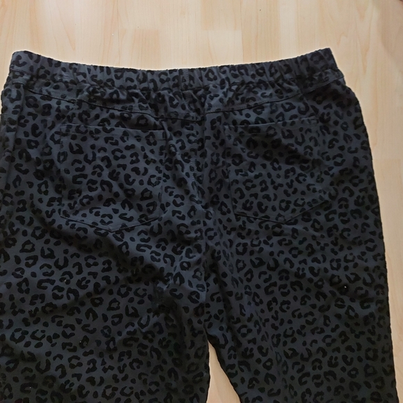Isaac Mizrahi Live Black Leopard Print Pants Plus Petites - Picture 2 of 11